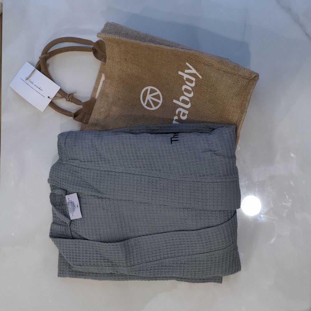Chakr Linen Gray Waffle Robe XL with Therabody Totebag